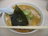 これが札幌を代表するラーメン。スープはこくがあって美味しい。