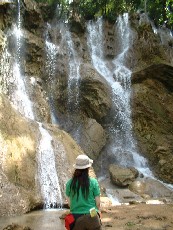 ルアンパバーン郊外の滝とNさん。